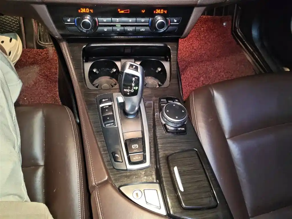 BMW 5 Series 2015 — фото 10