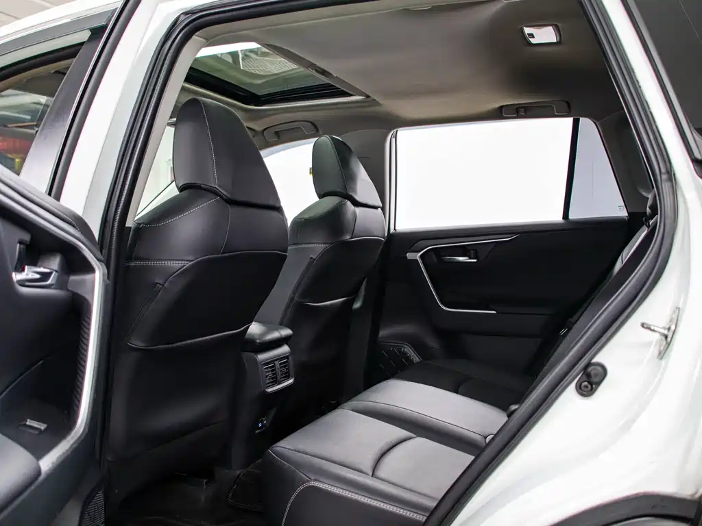 Toyota RAV4 2022 — фото 14