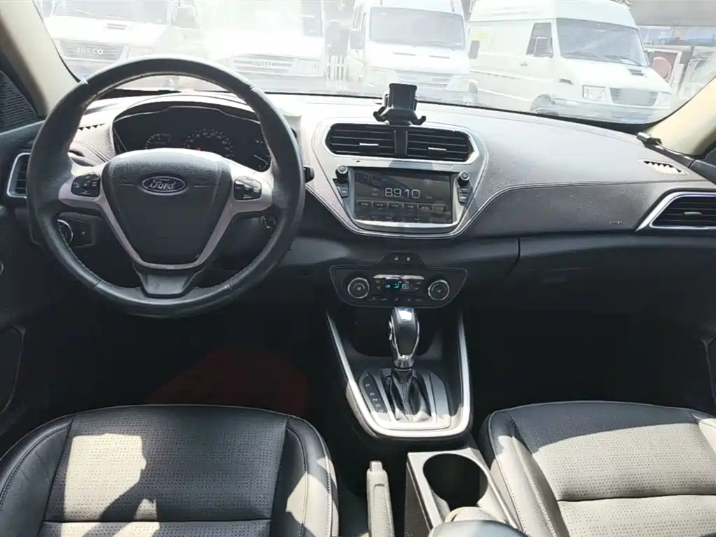 Ford Escort 2015 — фото 10