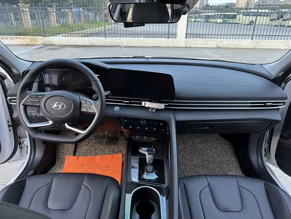 Hyundai Elantra 2022 — фото 10