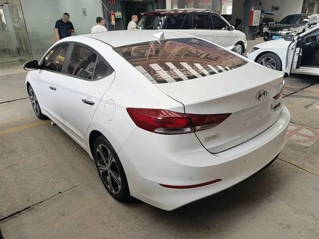 Hyundai Elantra 2019 — фото 22