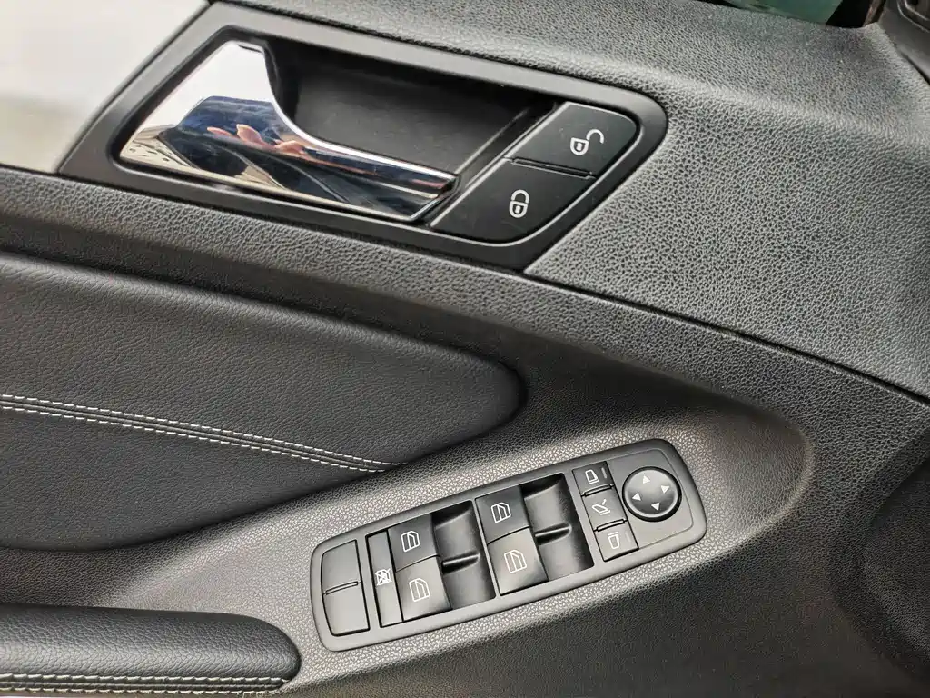 Mercedes-Benz M-Class 2010 — фото 13