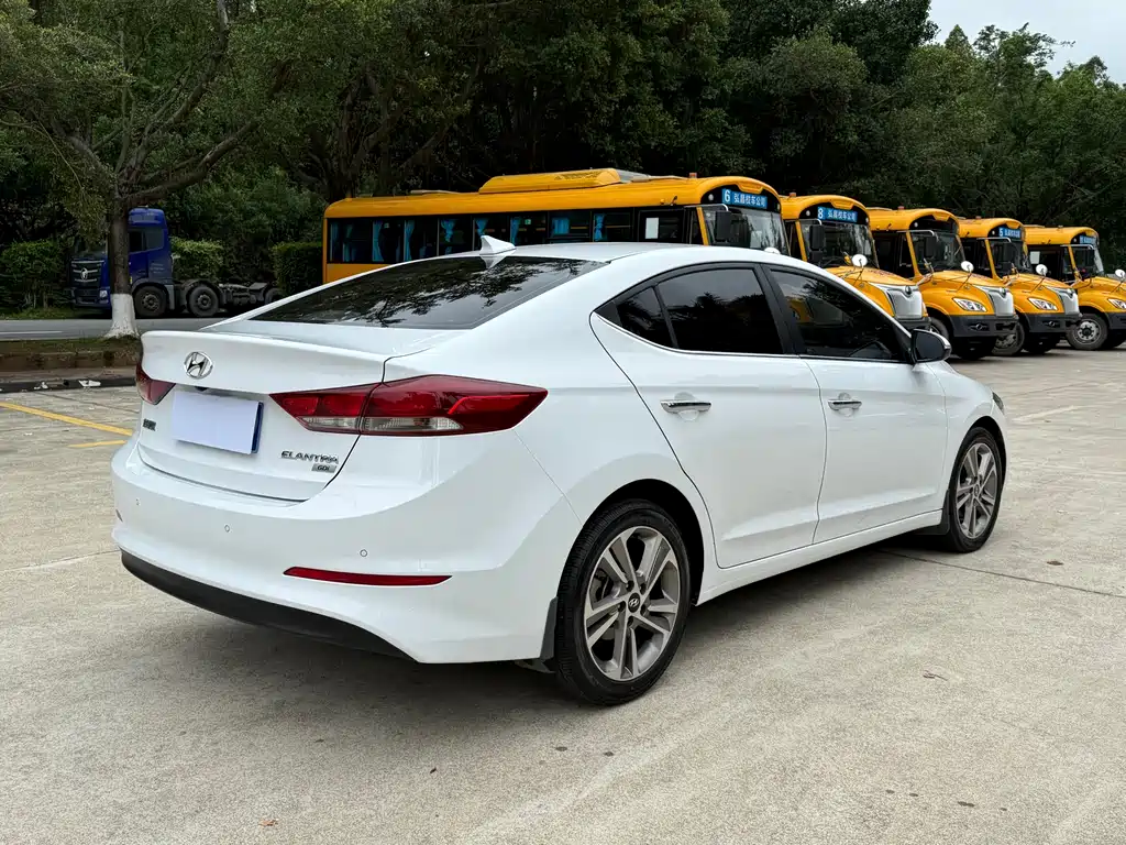 Hyundai Elantra 2019 — фото 9