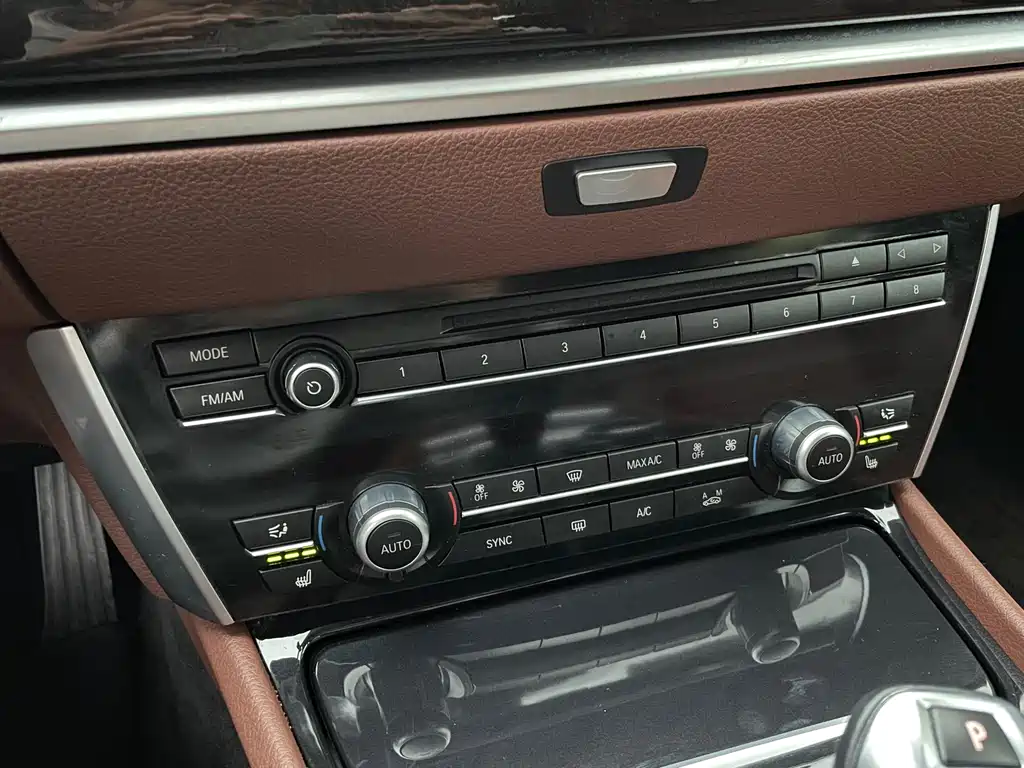 BMW 5 Series GT 2014 — фото 10