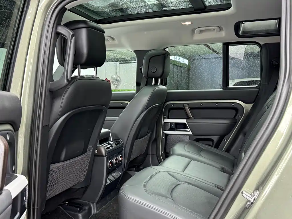 Land Rover Defender 2023 — фото 10