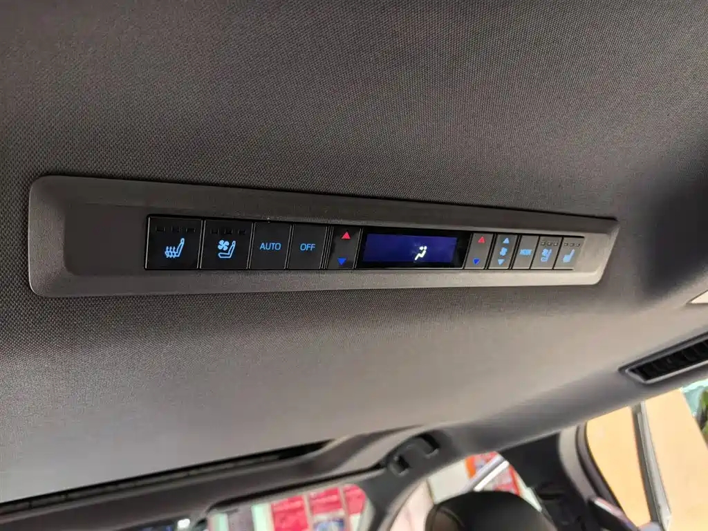 Toyota Sienna 2022 — фото 17