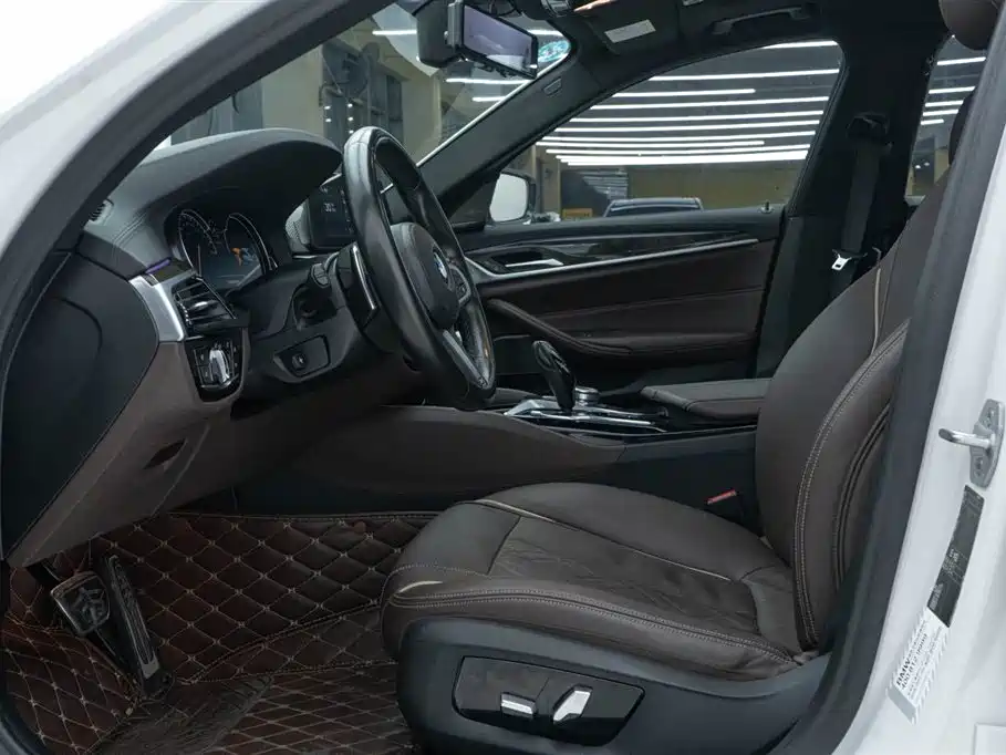 BMW 5 Series 2017 — фото 17
