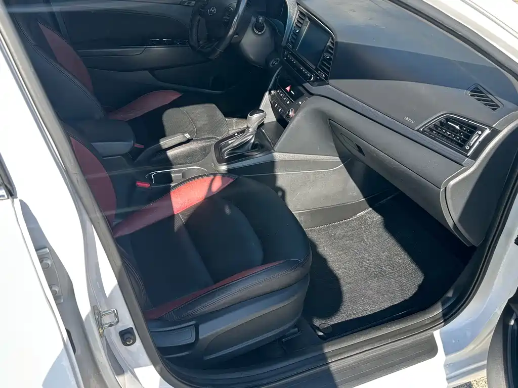 Hyundai Elantra 2017 — фото 11