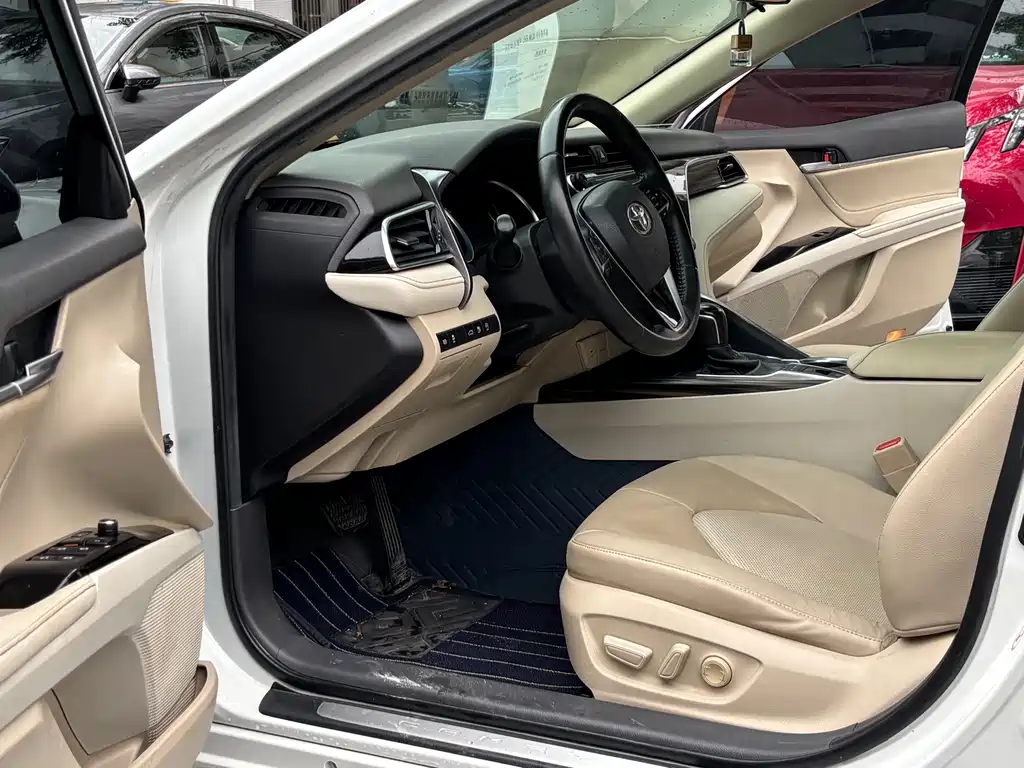Toyota Camry 2018 — фото 10