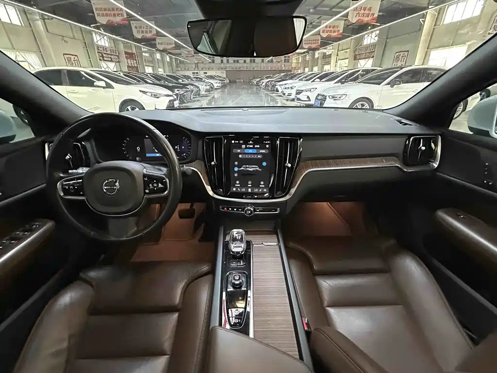 Volvo S60 2023 — фото 10