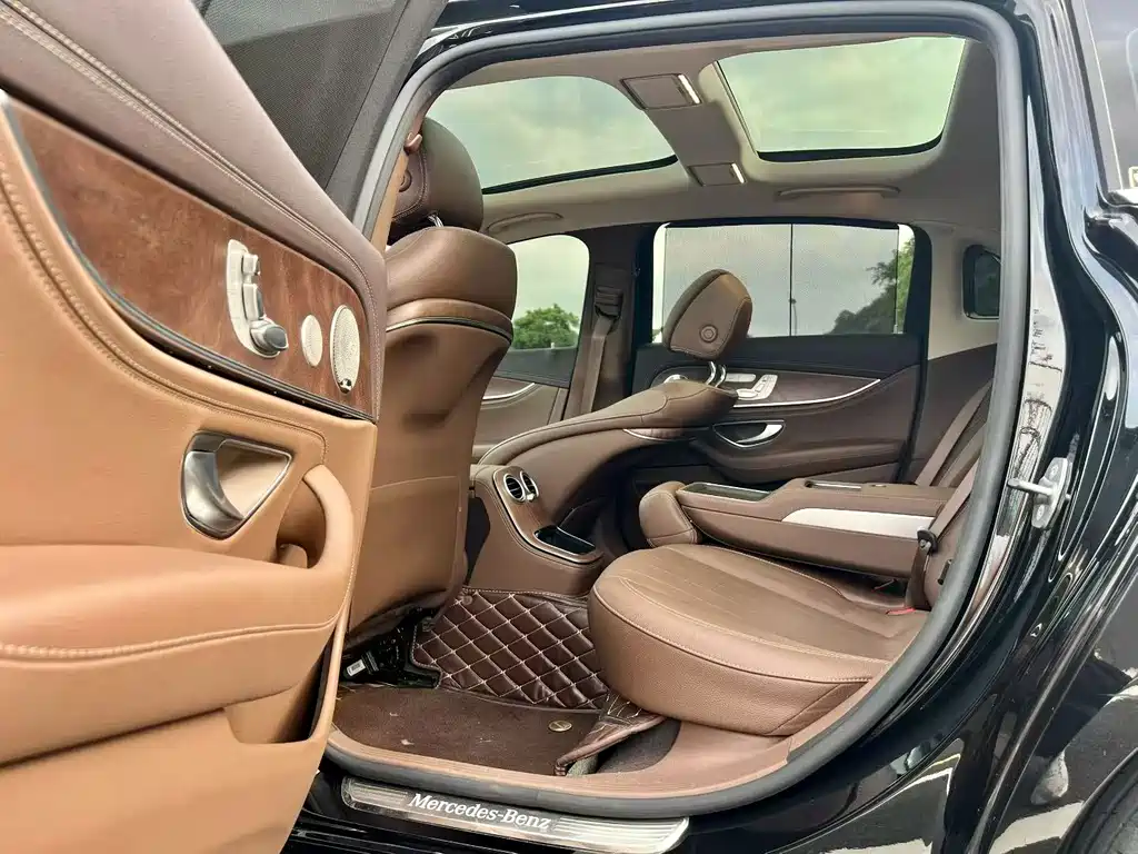 Mercedes-Benz E-Class 2023 — фото 9