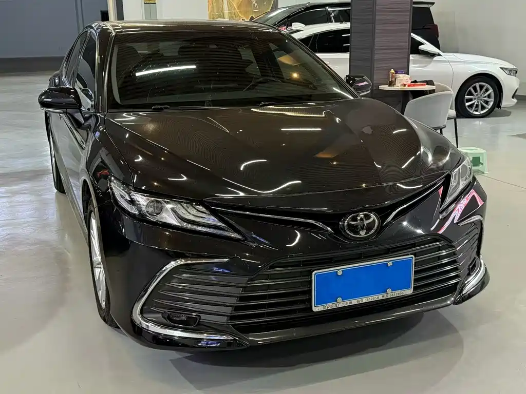 Toyota Camry 2023 — фото 2