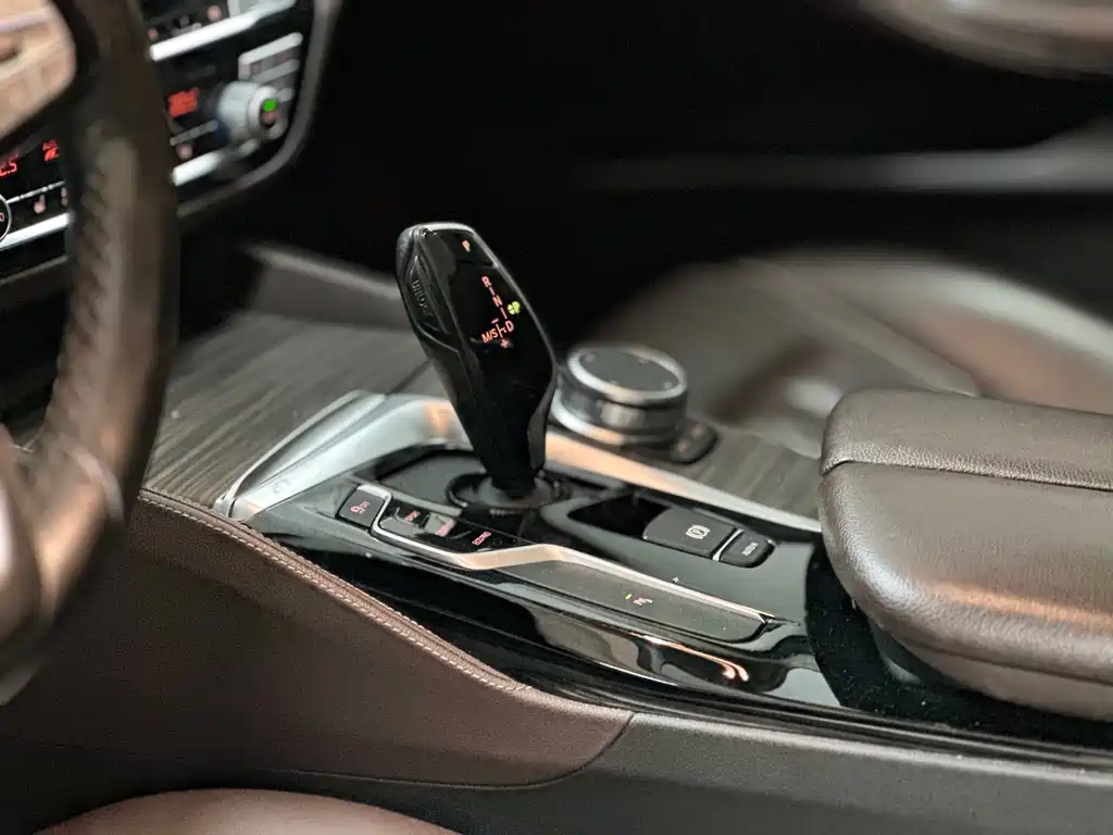 BMW 5 Series 2020 — фото 10