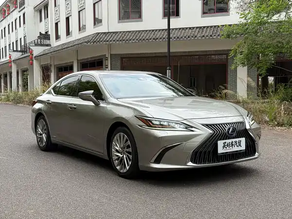 Lexus ES 2020