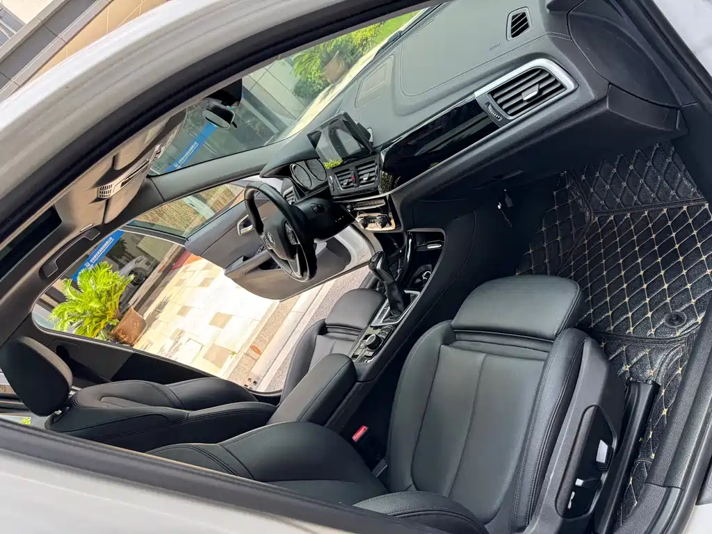 BMW 1 Series 2018 — фото 19