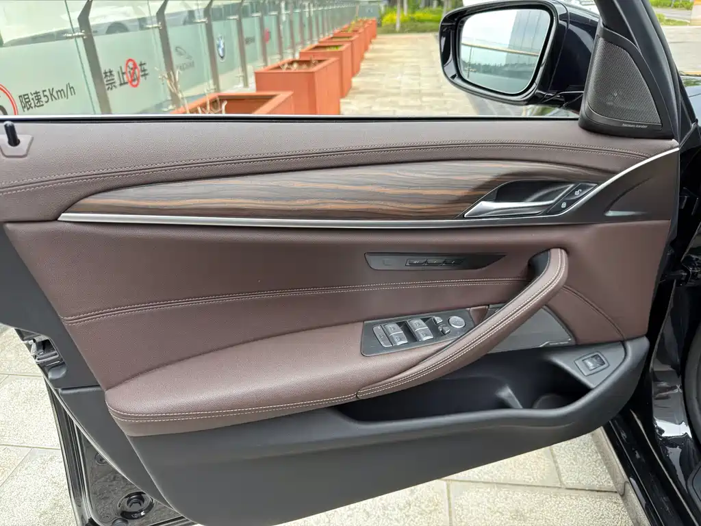 BMW 5 Series 2022 — фото 15