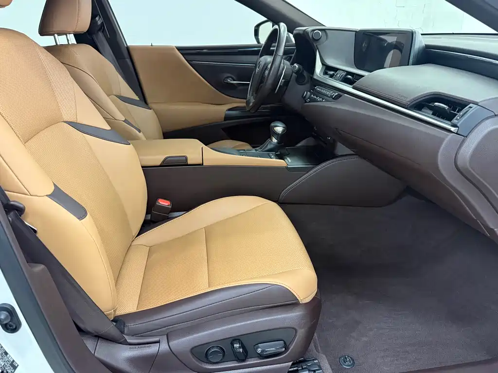 Lexus ES 2019 — фото 11