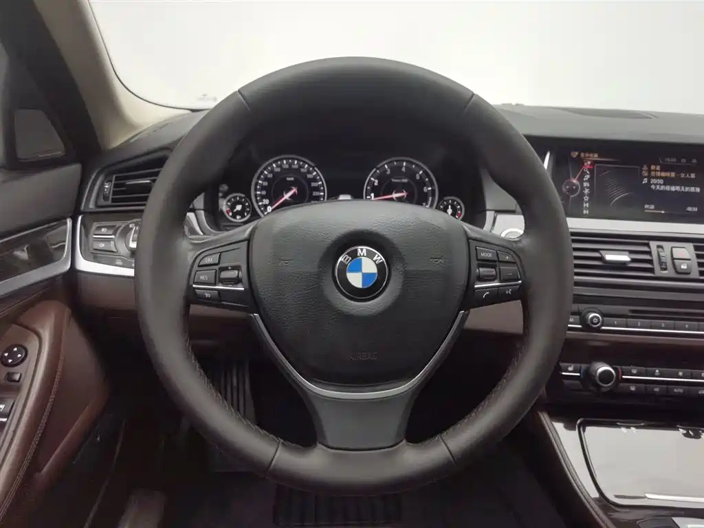 BMW 5 Series 2017 — фото 11