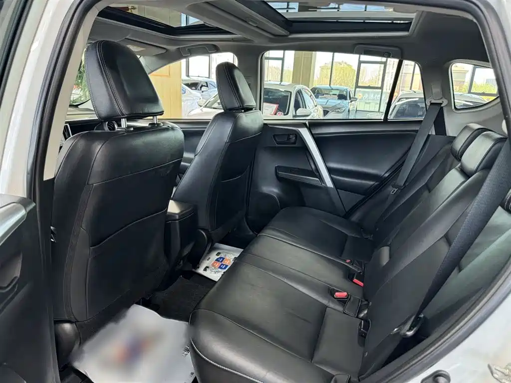 Toyota RAV4 2018 — фото 10