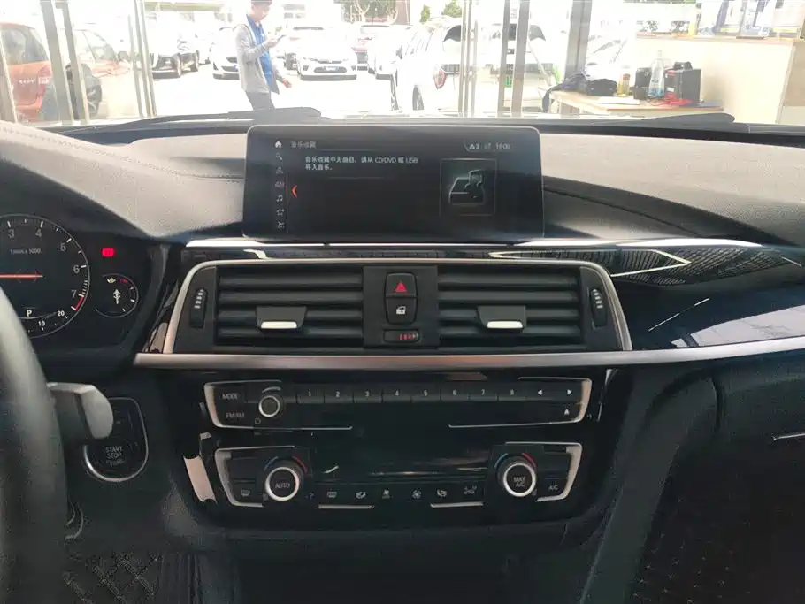 BMW 3 Series 2019 — фото 13