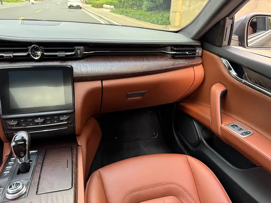Maserati Quattroporte 2018 — фото 13