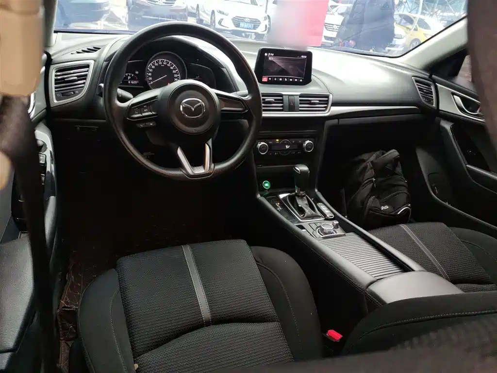 Mazda 3 Axela 2018 — фото 10