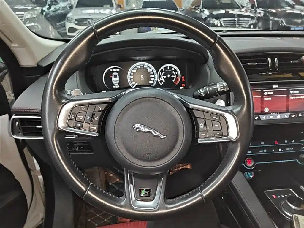 Jaguar F-PACE 2018 — фото 11