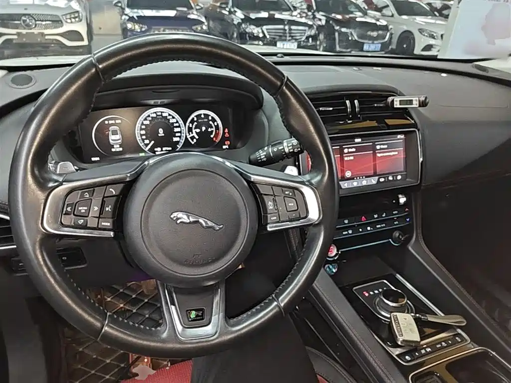 Jaguar F-PACE 2018 — фото 10