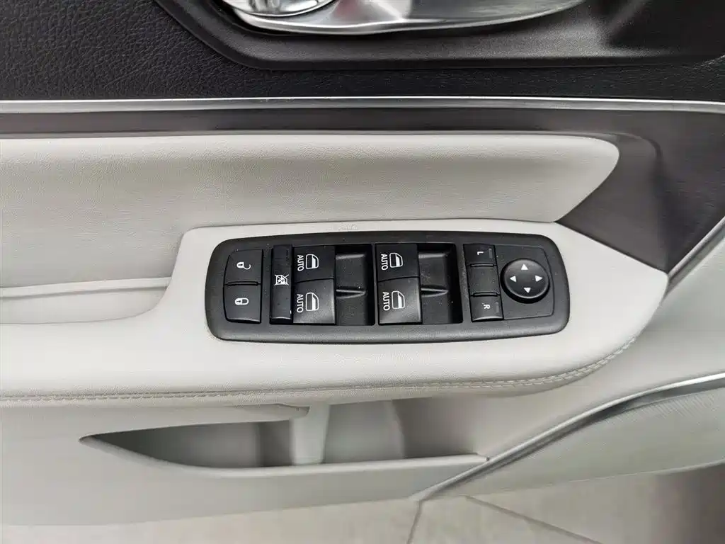 Jeep Grand Commander 2018 — фото 9