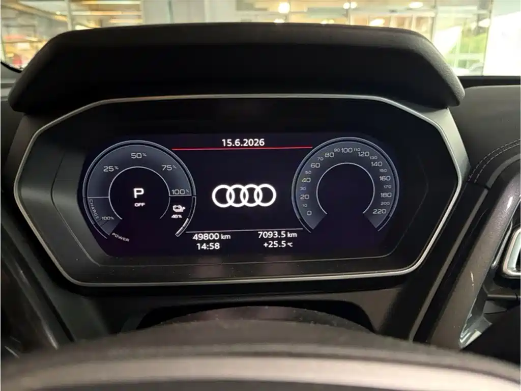Audi Q4 e-tron 2023 — фото 12