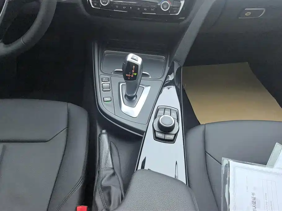 BMW 3 Series 2017 — фото 16