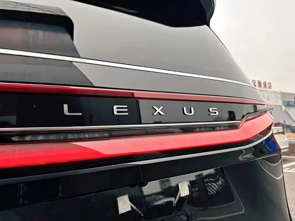 Lexus LM — фото 9