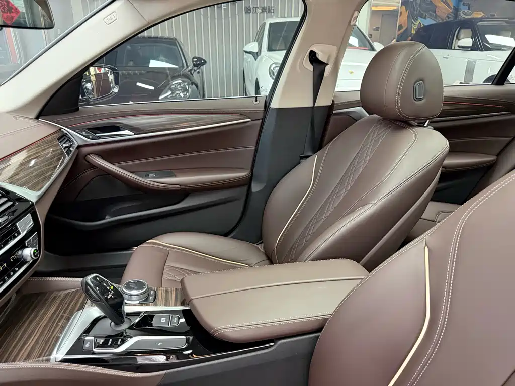 BMW 5 Series 2020 — фото 16