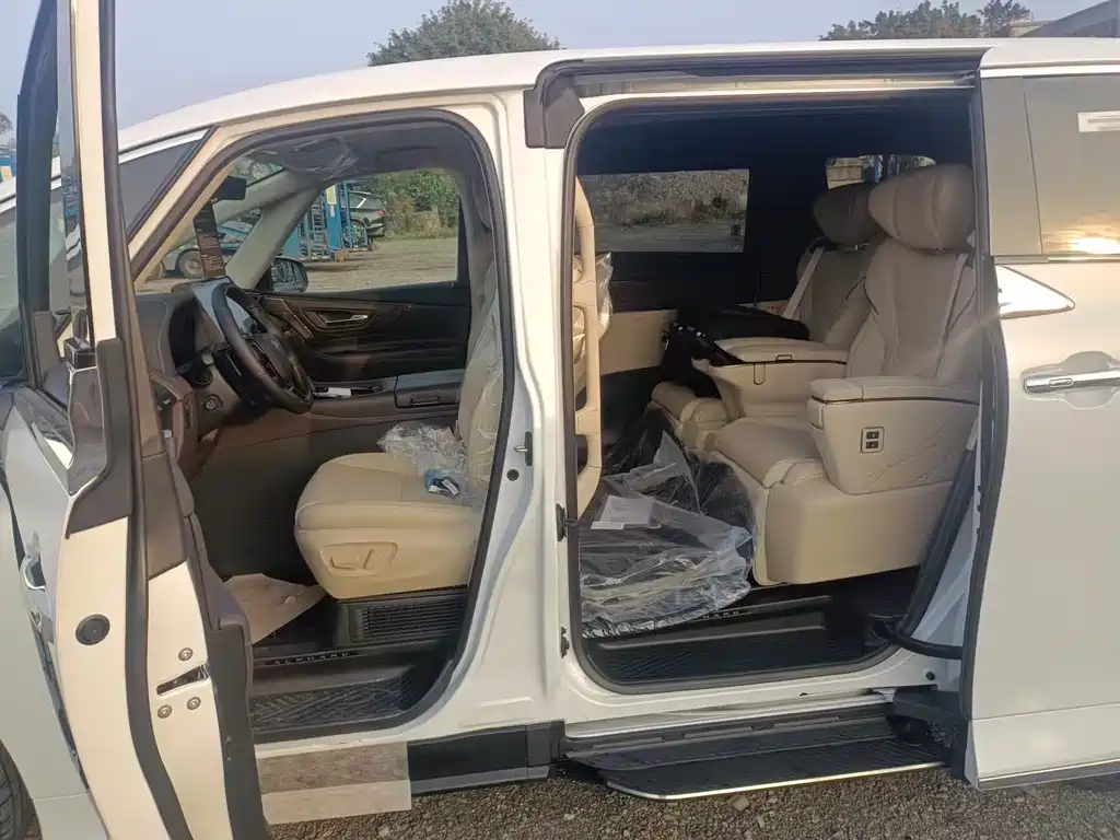 Toyota Alphard — фото 2