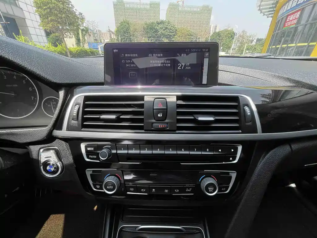 BMW 3 Series 2018 — фото 16