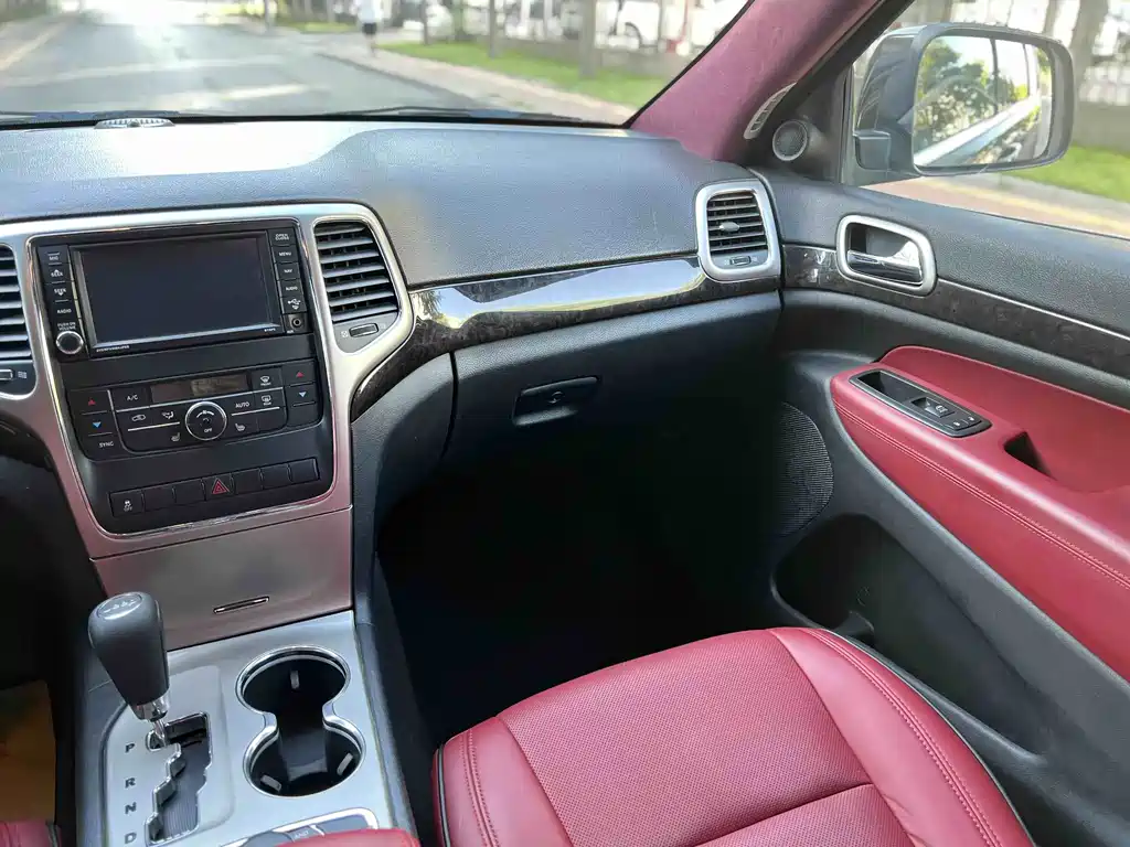 Jeep Grand Cherokee 2012 — фото 13