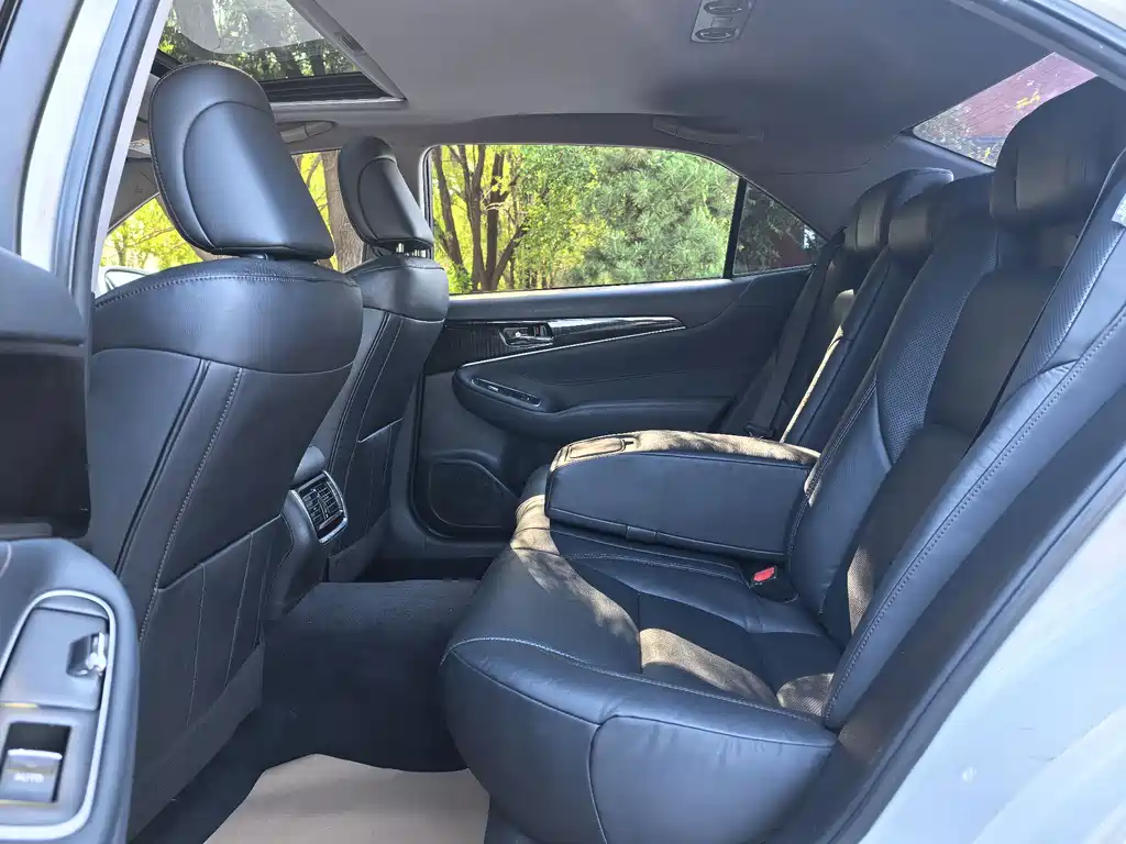 Toyota Crown 2017 — фото 11