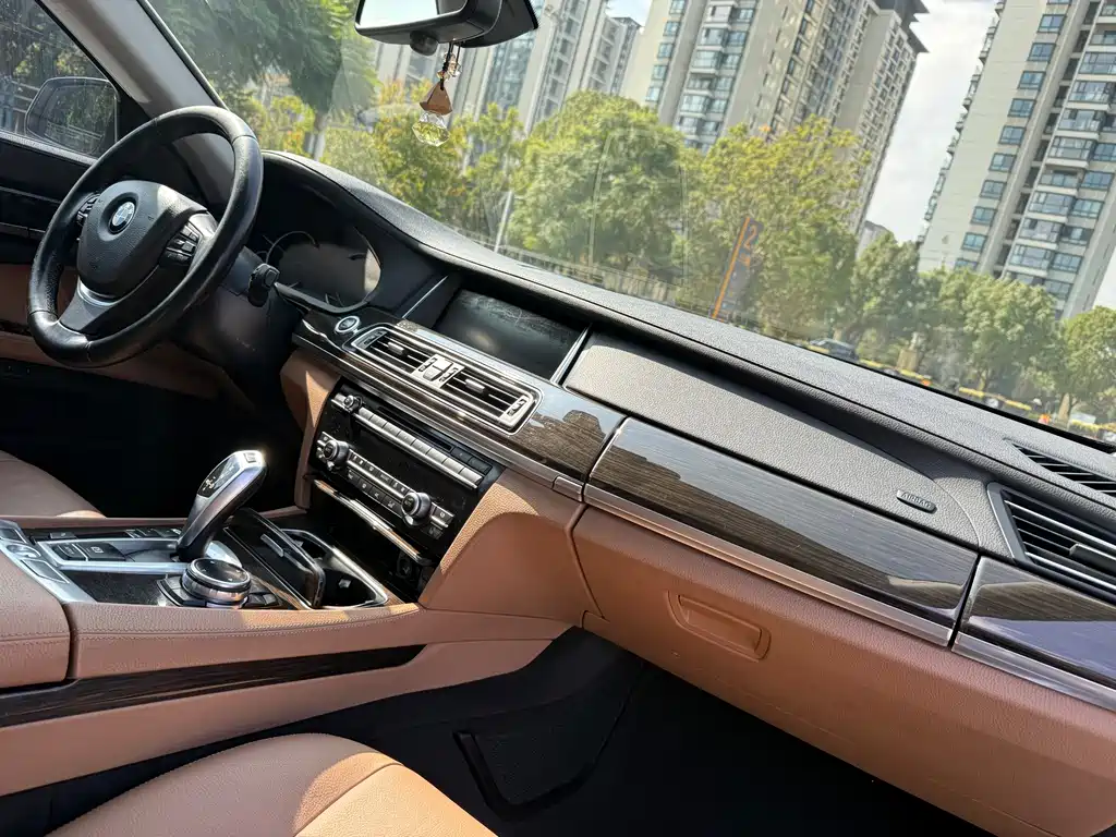 BMW 7 Series 2015 — фото 15