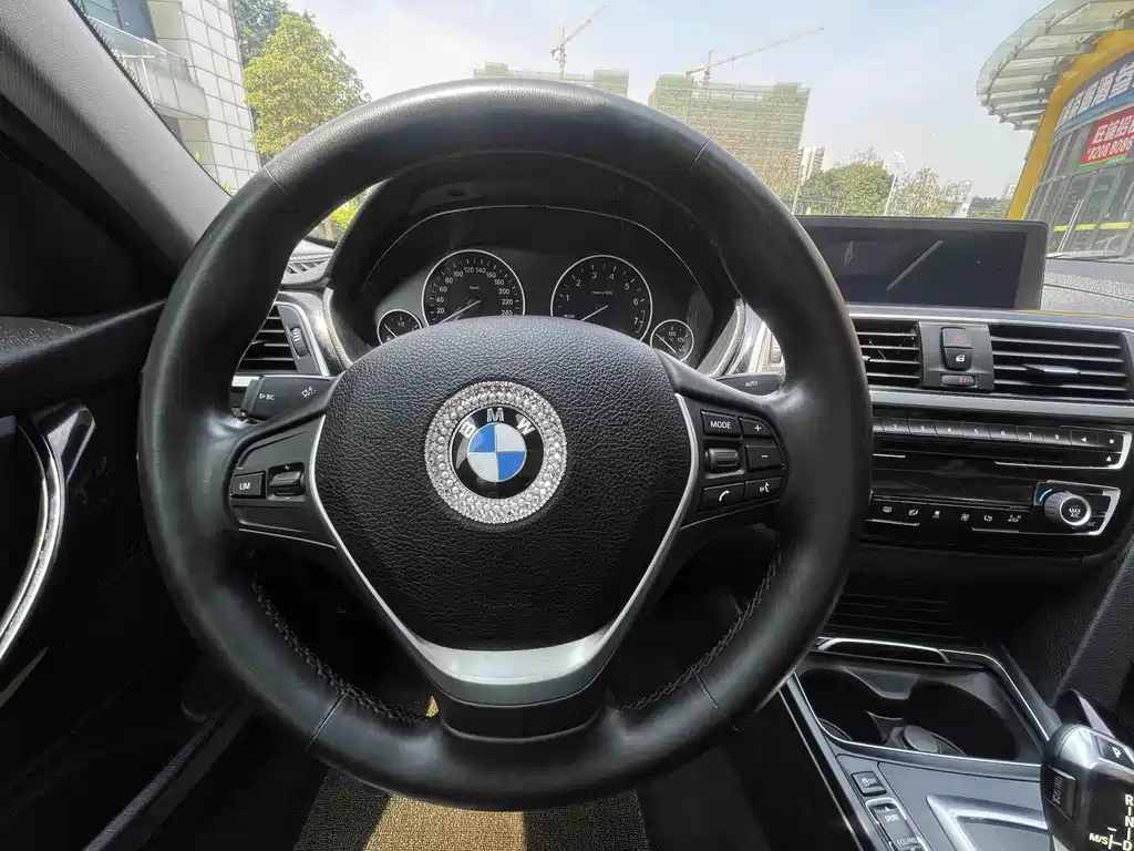 BMW 3 Series 2018 — фото 17