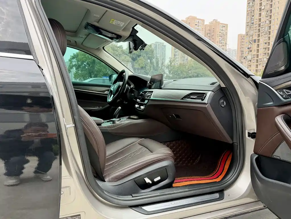 BMW 5 Series 2019 — фото 14