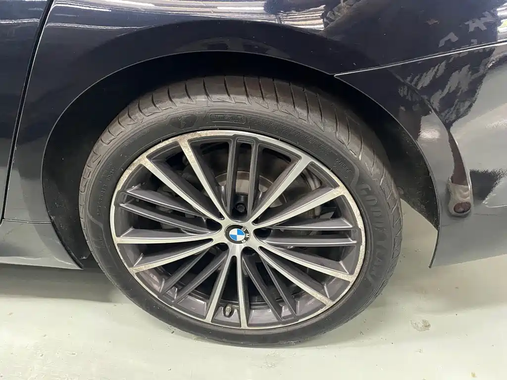 BMW 5 Series 2019 — фото 13