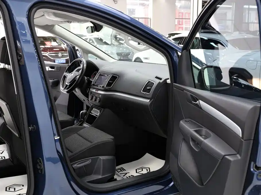 Volkswagen Sharan 2017 — фото 18