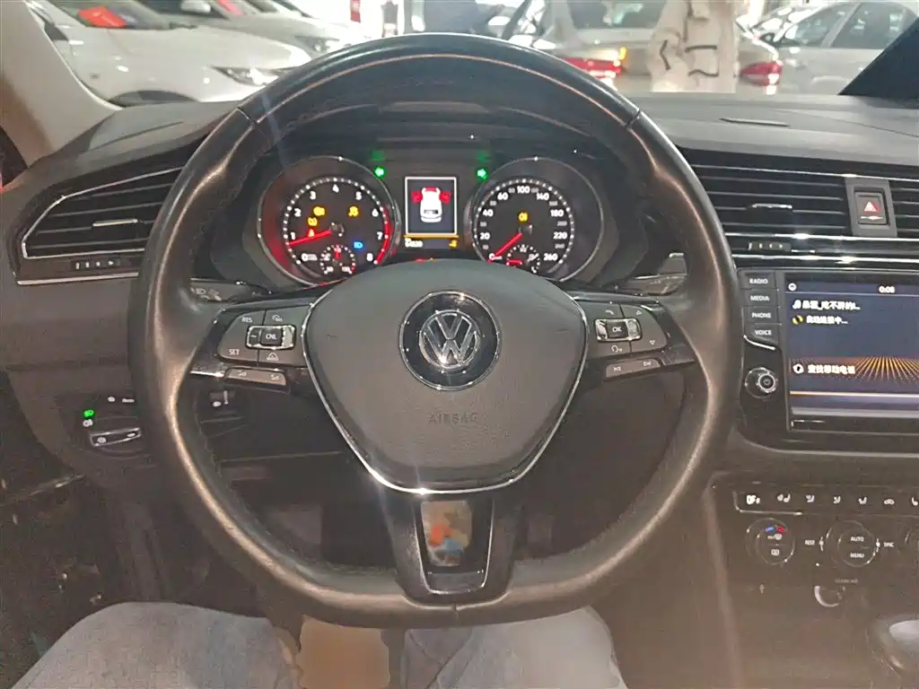 Volkswagen Tiguan L 2018 — фото 11