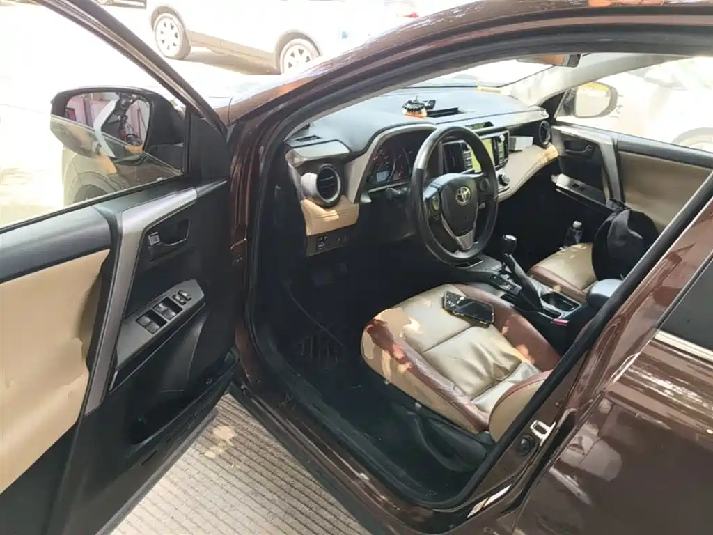 Toyota RAV4 2017 — фото 16