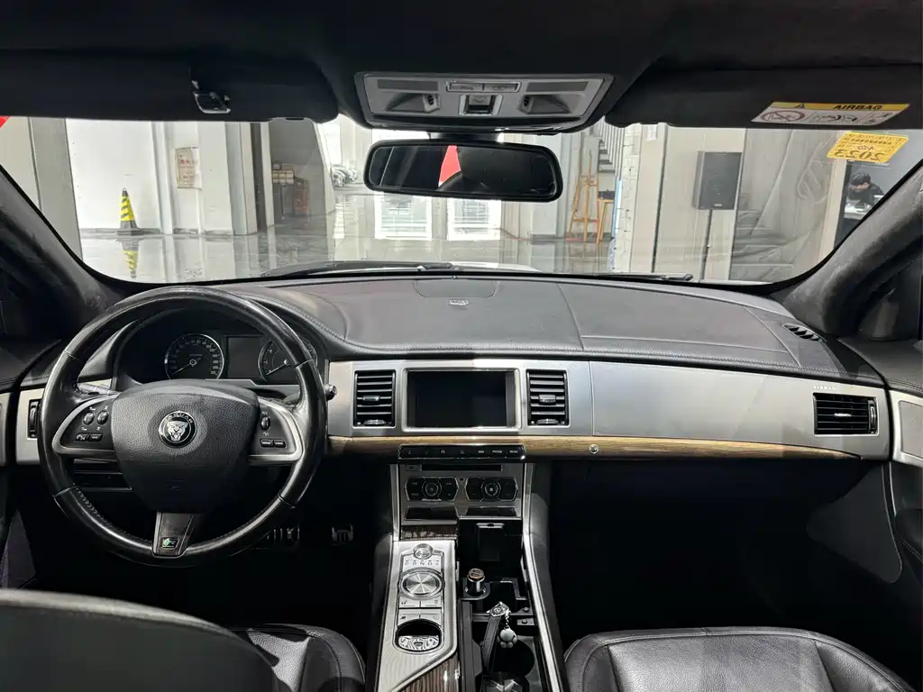 Jaguar XF 2015 — фото 11