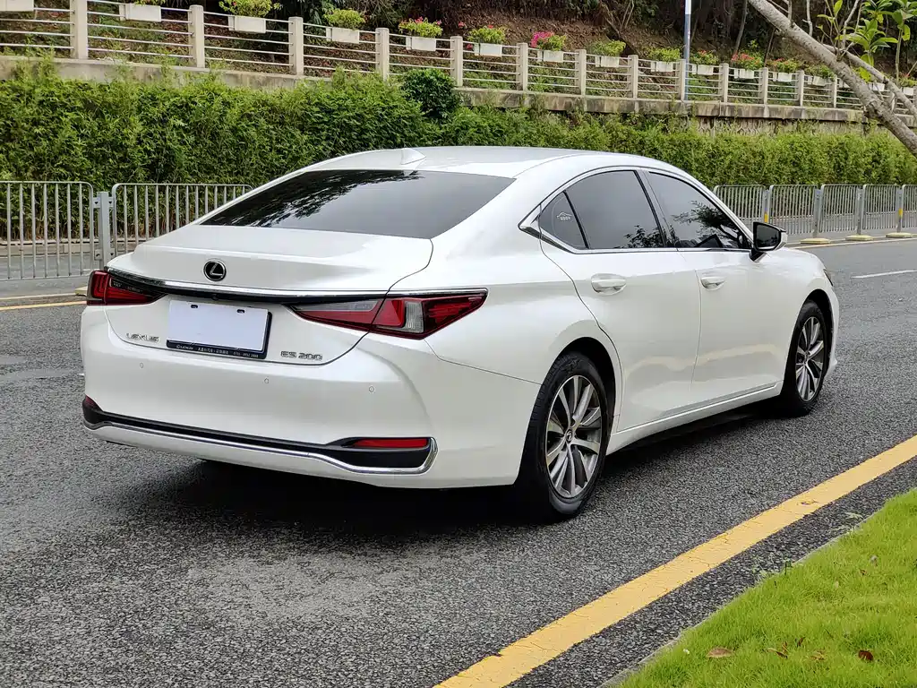 Lexus ES 2018 — фото 12