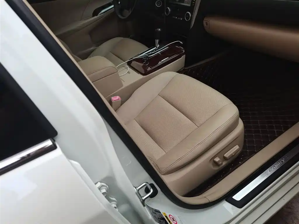 Toyota Camry 2015 — фото 20