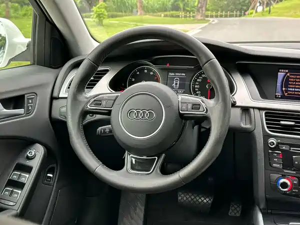 Audi A4L 2015