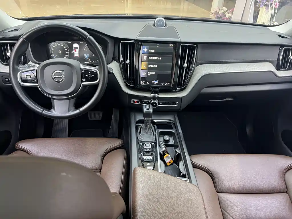 Volvo XC60 2020 — фото 17