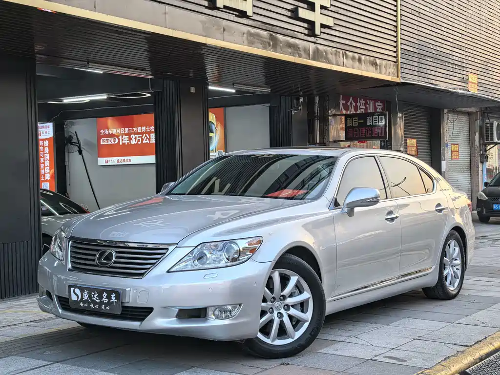 Lexus LS 2010 — фото 1